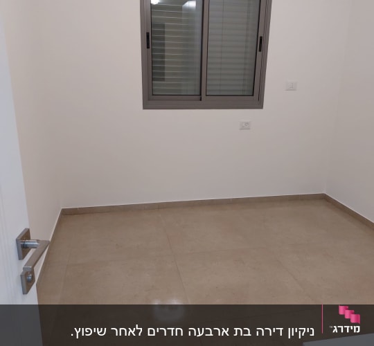 רצפה נקייה ומבריקה בחדר ריק עם חלון